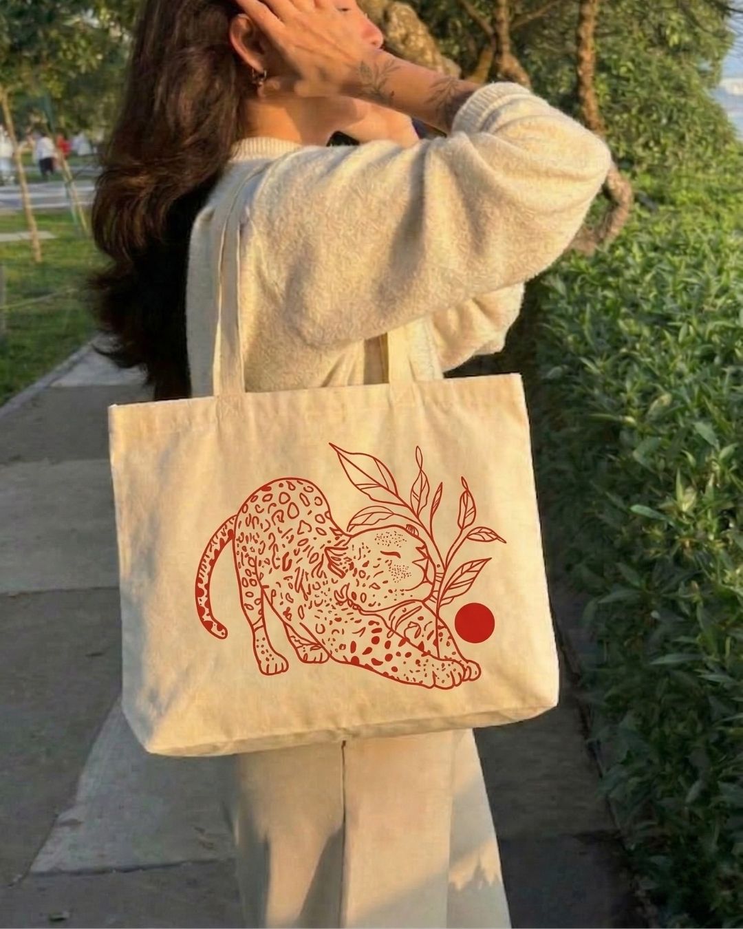 Leopar Desenli Kırmızı Baskılı Hambez Bez Çanta - Geniş İç Hacimli Omuz Çantası (47x36x8 cm)