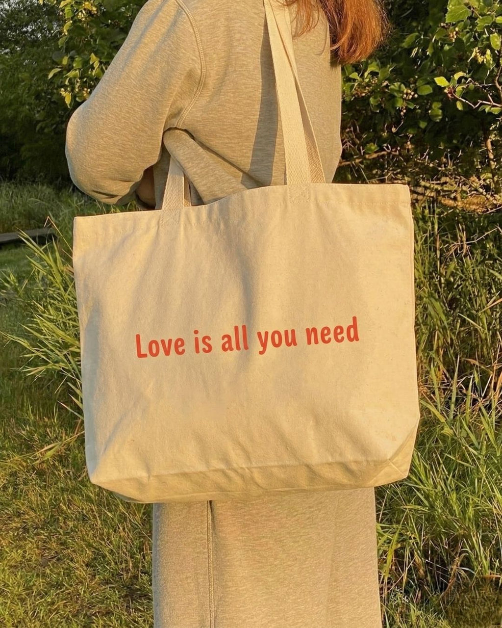 "Love Is All You Need" Yazılı Hambez Bez Çanta - Büyük Boy Omuz Çantası (47x36 cm)