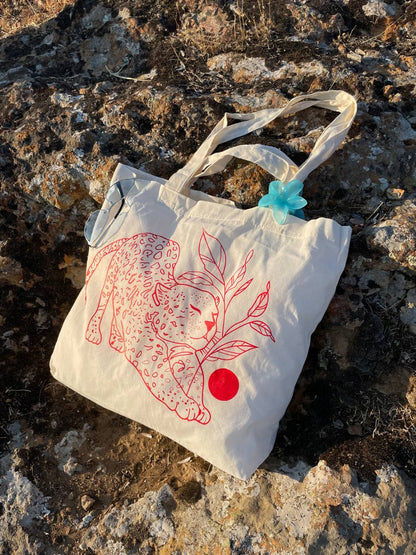 Tropikal Esintili Leopar Figürlü Kırmızı Serigrafi Baskılı Körüklü Bez Çanta