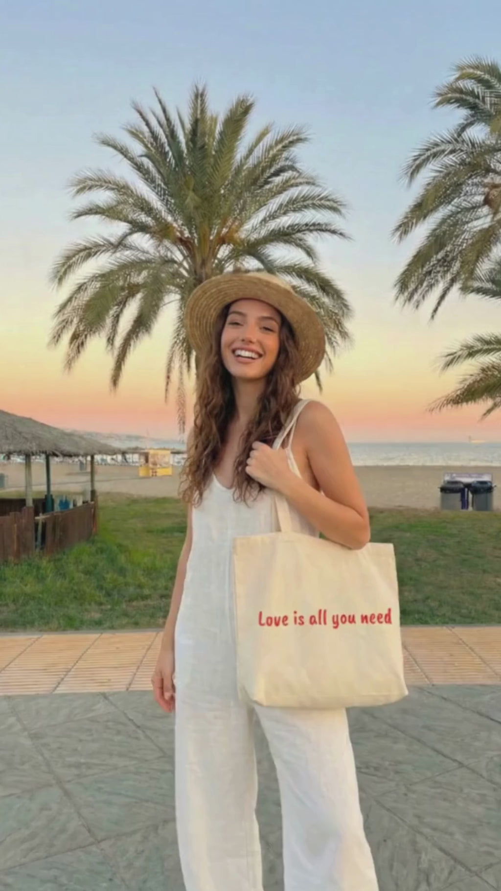 "Love Is All You Need" Yazılı Hambez Bez Çanta - Büyük Boy Omuz Çantası (47x36 cm)