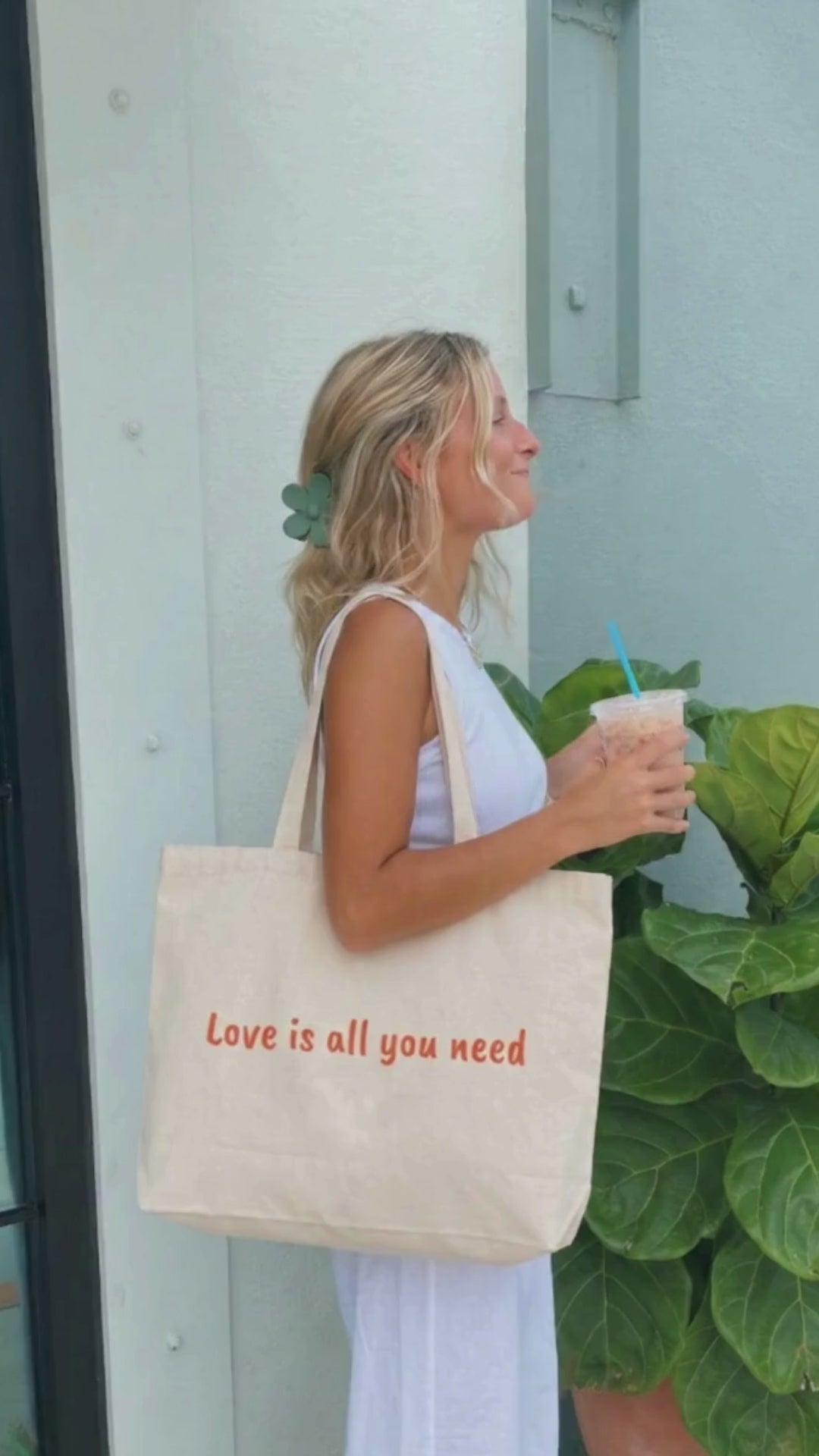 "Love Is All You Need" Yazılı Hambez Bez Çanta - Büyük Boy Omuz Çantası (47x36 cm)